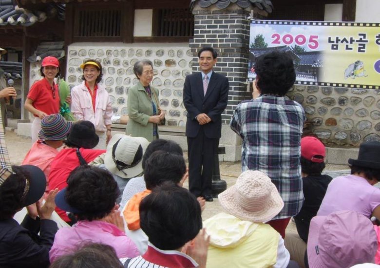 남산한옥마을에서 경기여고동창회원들에게 설명할 때 옆에 어머님(경기 26회), 누나(47회), 누이동생(53회)